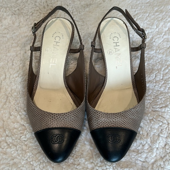 ⭐️⭐️Forever Classic CHANEL
2011 Interlocking CC Logo Slingback Pumps
Siz… - Picture 5 of 17